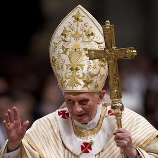 Le pape Benoît XVI a célébré la traditionnelle messe de Noël dans l'immense basilique Saint-Pierre. [EPA/CLAUDIO PERI]
