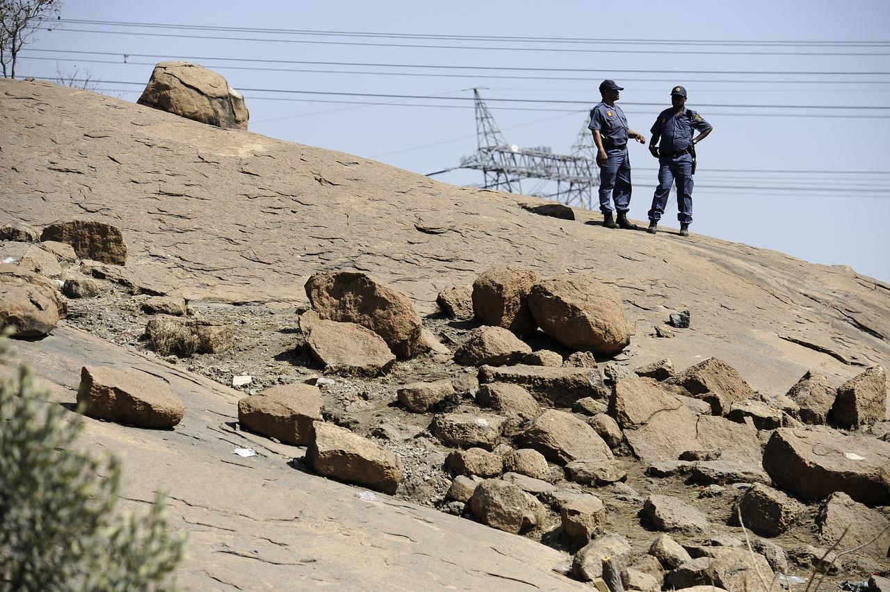 Les accès à la mine sont contrôlés par des gardes de sécurité armés. [AFP - AFP PHOTO / STEPHANE DE SAKUTIN]