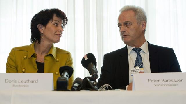 La ministre des transports Doris Leuthard et son homologue allemand Peter Ramsauer ont signé une déclaration d'intention ce matin à Davos. [JEAN-CHRISTOPHE BOTT]