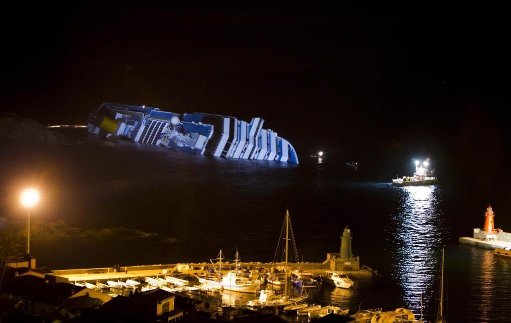 Lundi en fin de soirée, une quinzaine de personnes restaient toujours portées disparues après le naufrage du Costa Concordia. [KEYSTONE - Massimo Percossi]