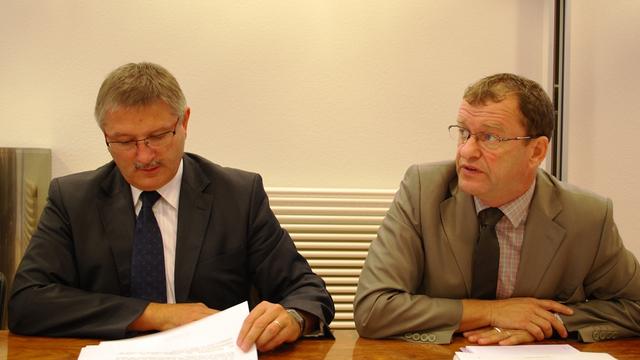 Les ministres Charles Juillard et Michel Thentz présentent les mesures d'assainissement de la CPJU. [Gaël Klein]