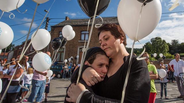 Des ballons blancs et noirs étaient arborés, les uns en hommage aux enfants victimes du couple, les autres pour protester contre la décision de libération anticipée de l'ex-femme de Marc Dutroux. [Julien Warnand]