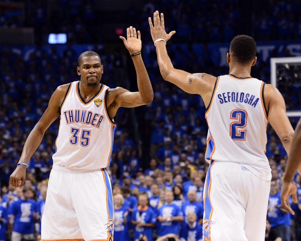 epa03262332 Oklahoma City Thunder Kevin Durant (L) high-fives teammate Thabo Sefolosha (R) in late action against the Miami Heat in game one of the NBA Finals at the Chesapeake Energy Arena in Oklahoma City, Oklahoma, USA, 12 June 2012. The Thunder beat the Heat to take a one game to none lead in the best-of-seven series. EPA/LARRY W. SMITH CORBIS OUT [KEYSTONE - W.Smith]