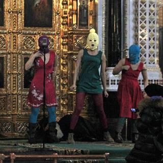 Les chanteuses du groupe Pussy Riot sont poursuivies pour avoir improvisé le 21 février un morceau intitulé "Marie mère de Dieu - chasse Poutine!", dans une cathédrale à Moscou. [Sergey Ponomarev]