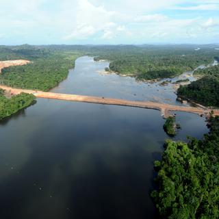 L'avancée des travaux du barrage Belo Monte, qui traverse le fleuve Xingu, le 30 mai 2012. [Evaristo SA]