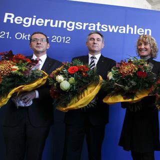 Urs Hofmann (PS), Alex Hürzeler (UDC), Susanne Hochuli (Verts), Roland Brogli (PDC) et Stephan Attiger (PLR) prennent la pose à Aarau. [Alexandra Wey]