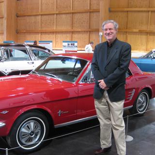 Bill Vadino devant sa voiture préférée au musée Le May de l’automobile. [Gaetan Vannay]