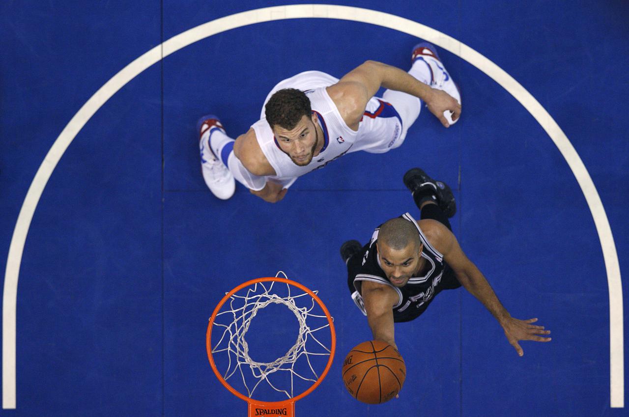 Tony Parker réussit un panier sous les yeux de Blake Griffin. [Reuters - Lucy Nicholson]