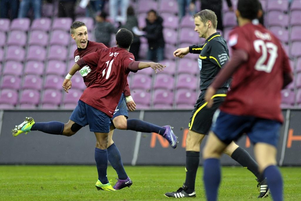 Le 1-1 de Ruefli vient de tomber. Le buteur se laisse aller à une petite danse avec Yartey. [KEYSTONE - Martial Trezzini]