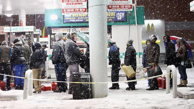 Les New-Yorkais bravent la neige pour aller s'approvisionner en escence. [Mario Tama]