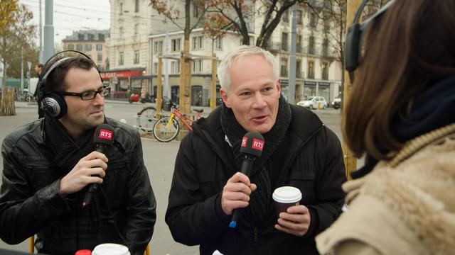 Au micro de "On en parle", Michael Lapaire et Pierre Bavaud, auteurs du webdocumentaire "Mobilité, quand tout semblait facile". Ce voyage interactif est visionnable sur: http://www.rts.ch/voyage [RTS - Didier Kessi]