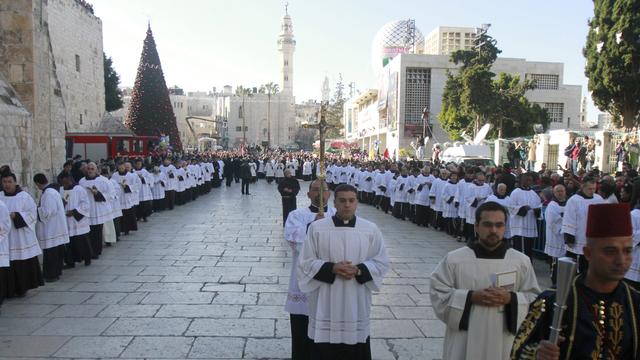 Des milliers de Palestiniens et de touristes ont afflué vers la ville cisjordanienne de Bethléem pour célébrer Noël là où Jésus serait né. [Musa Al Shaer]