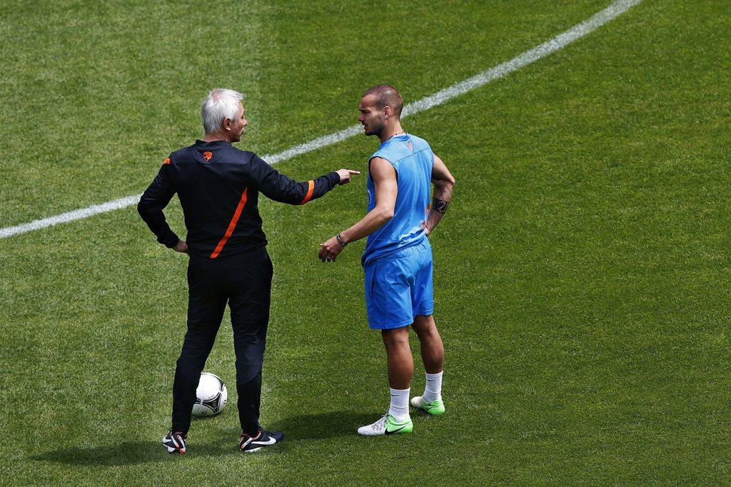 Bert van Marwijk et Wesley Sneijder discutent de la tactique à adopter face à l'Allemagne. [Keystone - JERRY LAMPEN]
