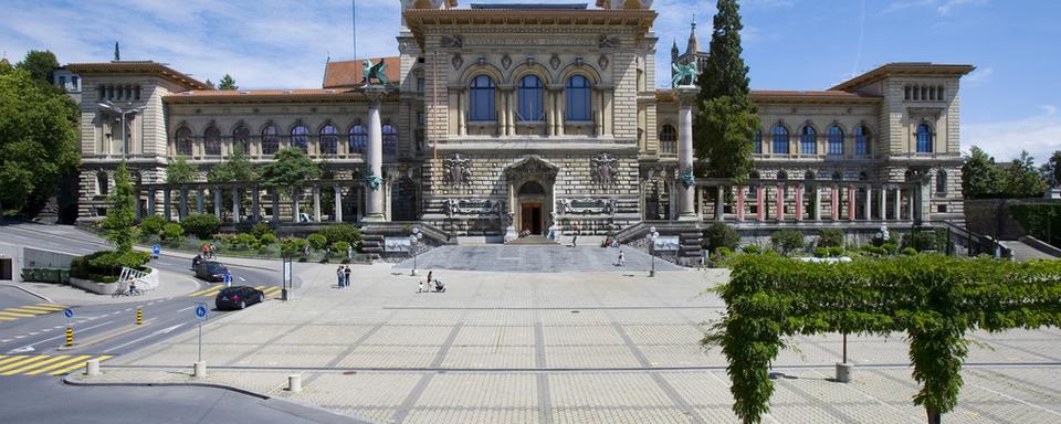 La place de la Riponne, à Lausanne, a été littéralement encerclée par les forces de police. [Keystone - Gaëtan Bally]