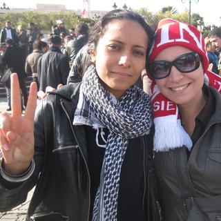 Hasma (à gauche) est âgée de 21 ans. Elle estime que la démocratie, le droit des femmes et les valeurs de la révolution tunisienne sont en danger. [Nicolas Vultier]