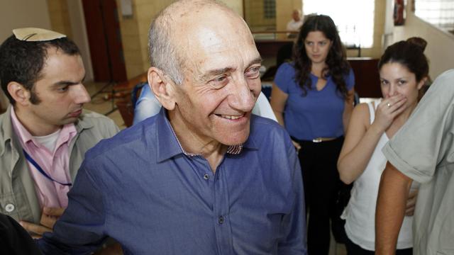 L'ancien premier ministre Ehud Olmert est condamné à un an de prison avec sursis et devra payer une amende de 13'950 euros.