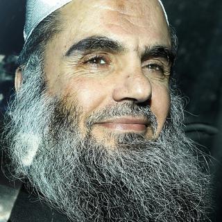 11 août 2005 - Considéré comme le chef d'Al-Qaïda en Europe, Omar Othman, alias Abou Qatada, est arrêté à Londres après les attentats qui frappent la capitale britannique. Le Jordanien d'origine palestinienne a été arrêté de nombreuses fois ces 10 dernières années. La Grande-Bretagne souhaite l'extrader en Jordanie. [Matt Dunham]