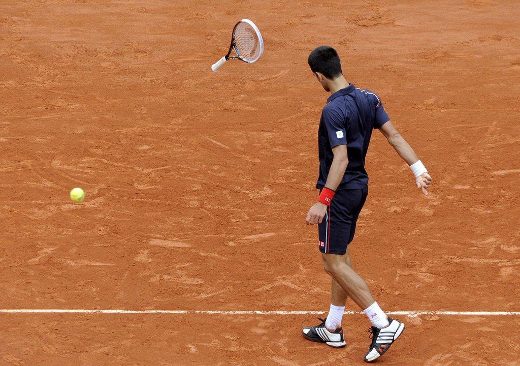 Très irrité en début de rencontre, Novak Djokovic a même troué son banc en le frappant avec sa raquette.