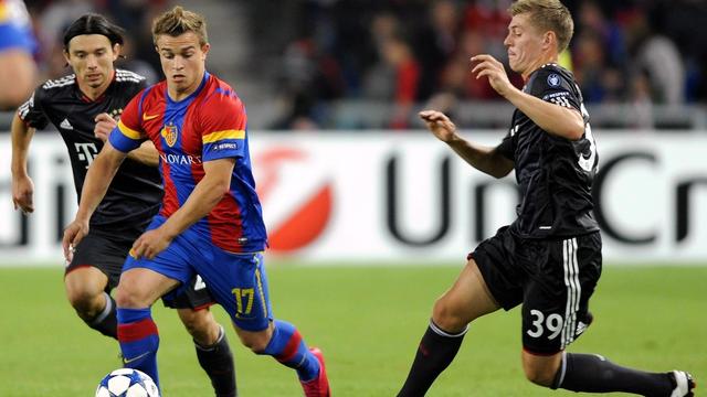 Basel's Xherdan Shaqiri, center, fights for the ball with Bayern's Toni Kroos, right, and Danijel Pranjic, left, during the UEFA Champions League Group E soccer match between Switzerland's FC Basel and Germany's FC Bayern Muenchen at the St. Jakob Stadium in Basel, Switzerland, Tuesday, September 28, 2010. (KEYSTONE/Walter Bieri) [KEYSTONE - Walter Bieri]