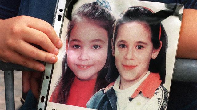 Les corps de Melissa Russo et Julie Lejeune, 8 ans, sont découverts en août 1996, plus d'un an après leur enlèvement. Le groupe de pédophiles mené par Marc Dutroux leur a fait subir des sévices sexuels avant de les laisser mourir de faim. [Gérard Cercles]