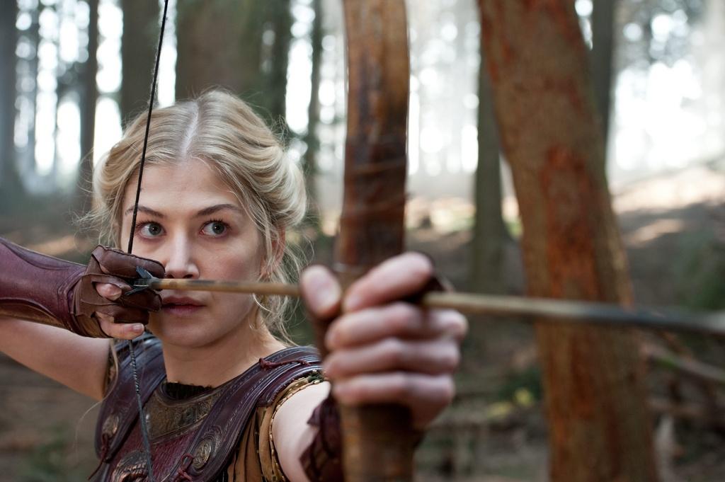 Rosamund Pike remplace Gemma Arterton dans le rôle féminin principal de ce deuxième volet de la saga des Titans. [Warner Bros. - Jay Maidment]