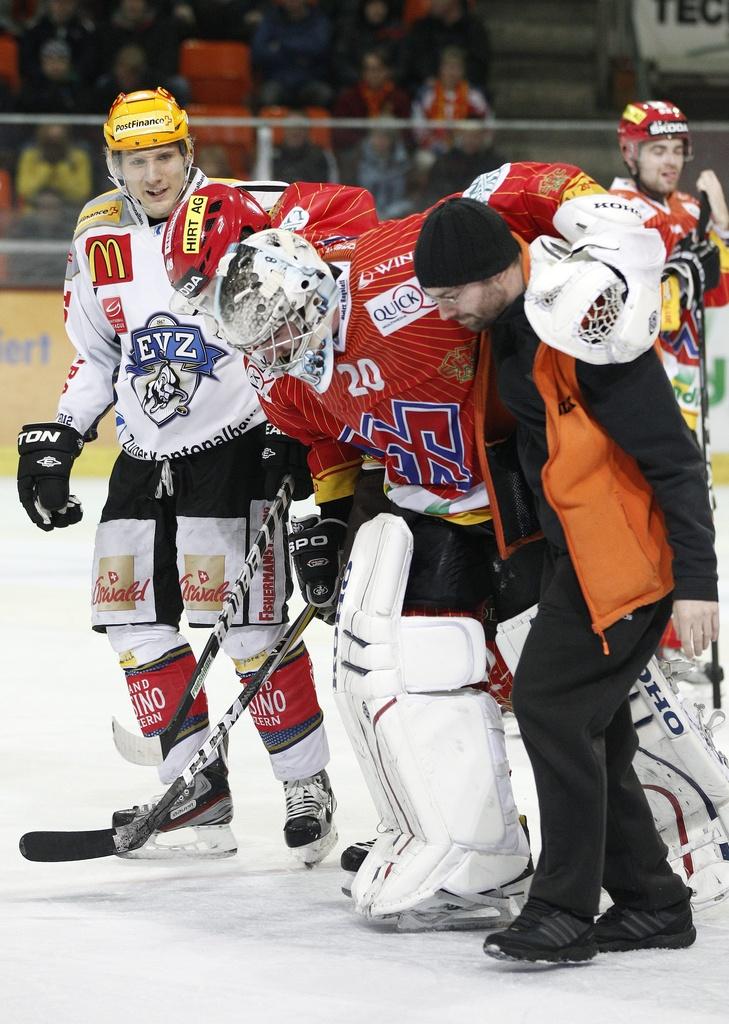 Biels Torhueter Reto Berra wird verletzt vom Eis begleitet, im Eishockey Meisterschaftsspiel der National League A zwischen EHC Biel und EV Zug am Sonntag, 22. Januar 2012 in Biel. (KEYSTONE/Peter Klaunzer) [Peter Klaunzer]