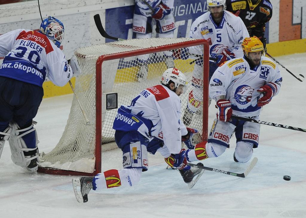 Tambellini et Geering tente de remplacer Flüeler dans sa cage, ils ne parviendront pas à éviter la deuxième réussite bernoise. [KEYSTONE - STEFFEN SCHMIDT]