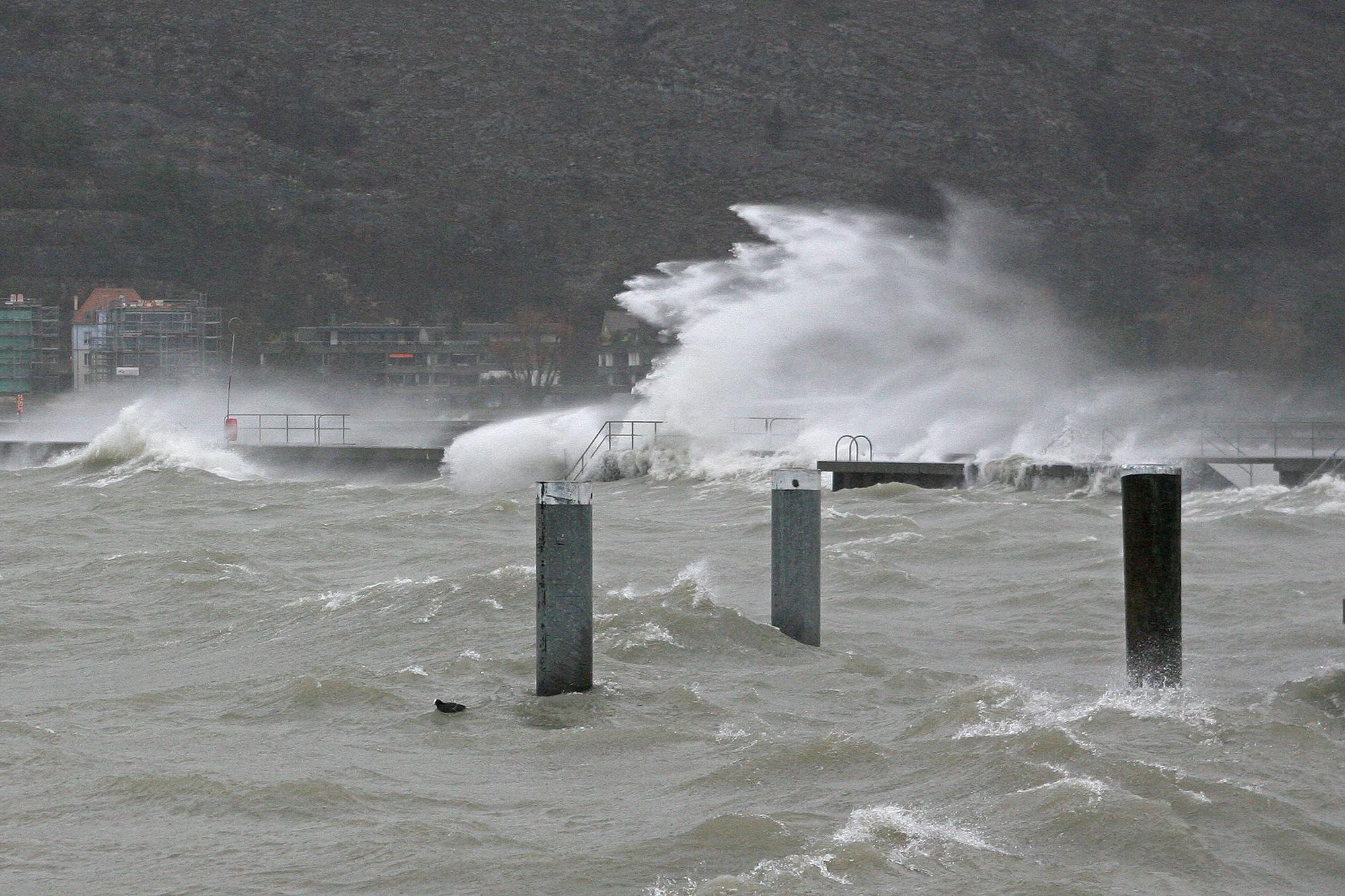 Des vagues impressionnantes sur le lac de Bienne jeudi. [Cédric Maire]