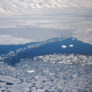 La glace fond près du village le plus au nord du monde, le village norvégien de Ny-Aalesund. [Pierre-Henry Deshayes]