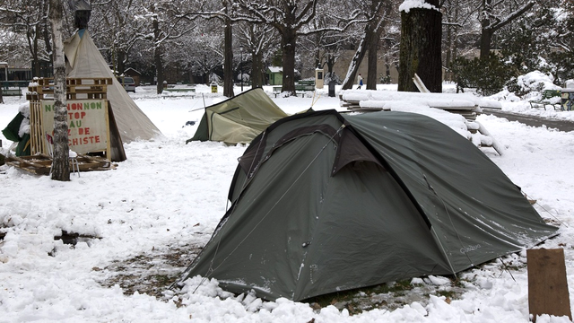 Le campement du parc des Bastions, mercredi 1er février 2012. [Salvatore Di Nolfi]