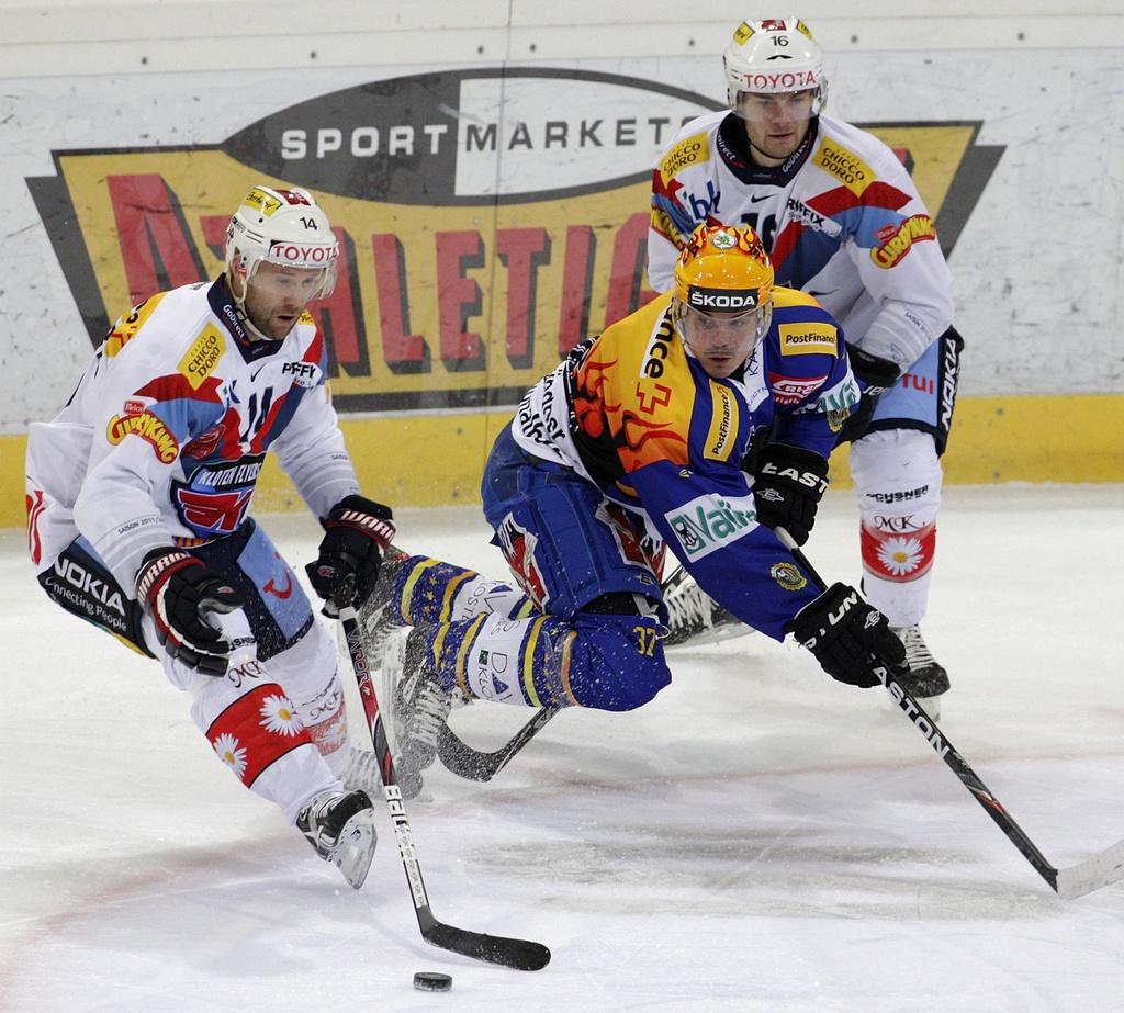 Sykora (en bleu) impuissant contre Nordgren (à gauche) et Westcott. [Arno Balzarini]