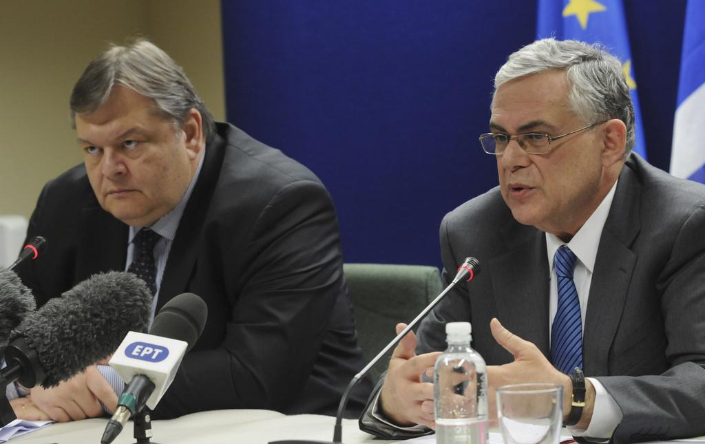 Le ministre grec des Finances Evangelos Venizelos et le Premier ministre Lucas Papademos se sont déclarés très satisfaits de l'accord trouvé à Bruxelles. [KEYSTONE - Thierry Charlier]