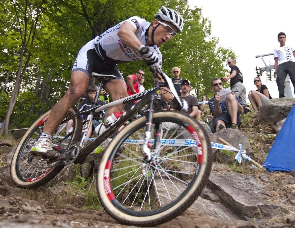 Avec Roger Federer et Fabian Cancellara, Nino Schurter représente l'une des meilleures chances de médailles suisses à Londres. [Keystone - Clement Allard]