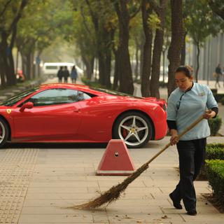 Il n'est plus exceptionnel de croiser des bolides rouges dans les rues de Pékin... [Peter Parks]