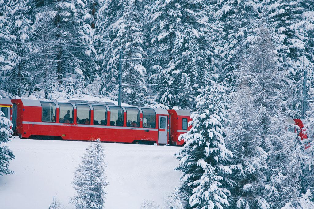 Qu'il vente ou qu'il neige, le train de la Bernina passe. [RTS/RhB - Andrea Badrutt, Chur]