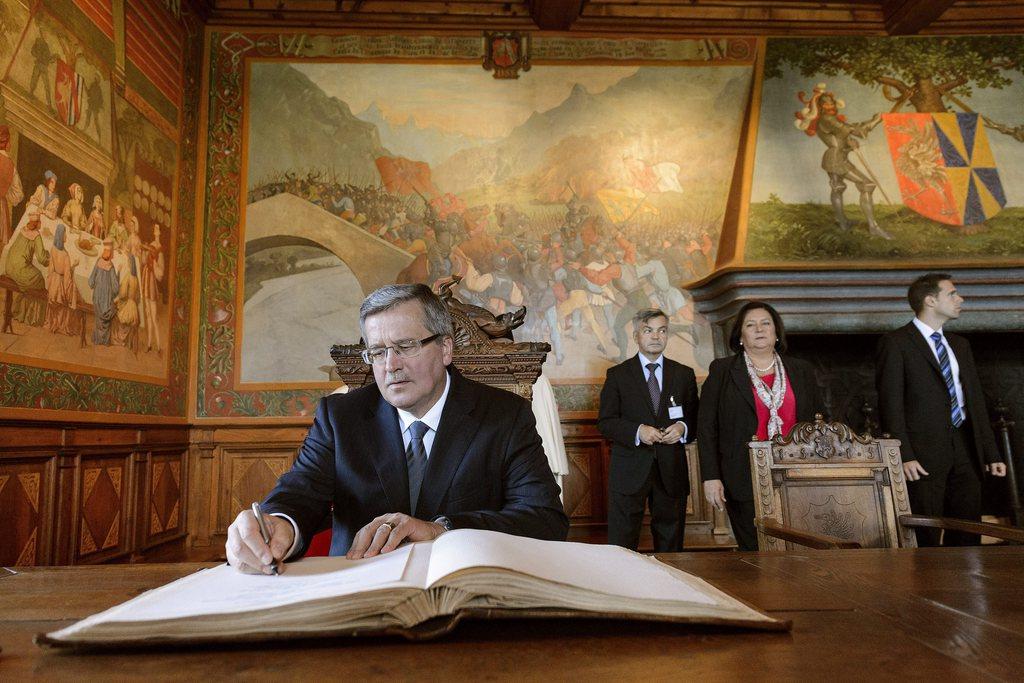 Bronislaw Komorowski a signé le livre d'or du Château de Gruyères. [KEYSTONE - Laurent Gilliéron]