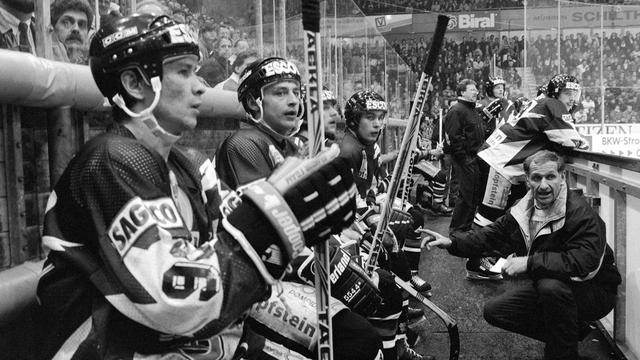Les étrangers du HC Fribourg Gottéron en 1993, Bykov et Khomutov et leur entraîneur Paul-André Cadieux agenouillé. [Keystone - STR]