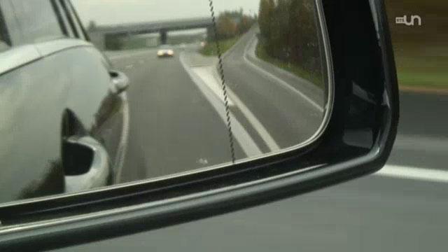 Voiture sur l'autoroute vue dans le rétroviseur. [RTS]