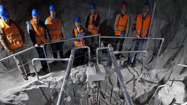 Un groupe de visiteurs dans un laboratoire de stockage des déchets nucléaires de la Nagra au Grimsel (BE). [Gaetan Bally]