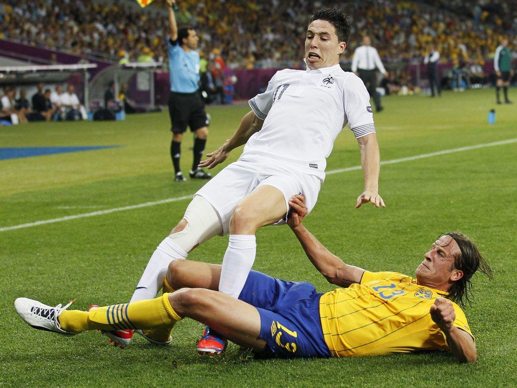 epa03273553 French Samir Nasri (L) is pressured by by Sweden's Jonas Olsson during the Group D preliminary round match of the UEFA EURO 2012 between Sweden and France in Kiev, Ukraine, 19 June 2012. EPA/SERGEY DOLZHENKO UEFA Terms and Conditions apply http://www.epa.eu/downloads/UEFA-EURO2012-TCS.pdf [KEYSTONE - Sergey Dolzenko]