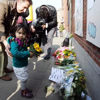 Les Belges viennent en nombre rendre hommage aux victimes devant l'école Sint-Lambertus à Heverlee. [Olivier Hoslet]