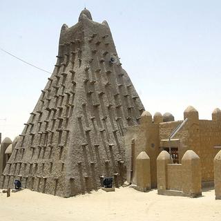 A Tombouctou, des islamistes du groupe armé d'Ansar Dine ont détruit des mausolées musulmans, dont un monument vieux de sept siècles et faisant partie du Patrimoine mondial de l'UNESCO. [Habib Kouyate]