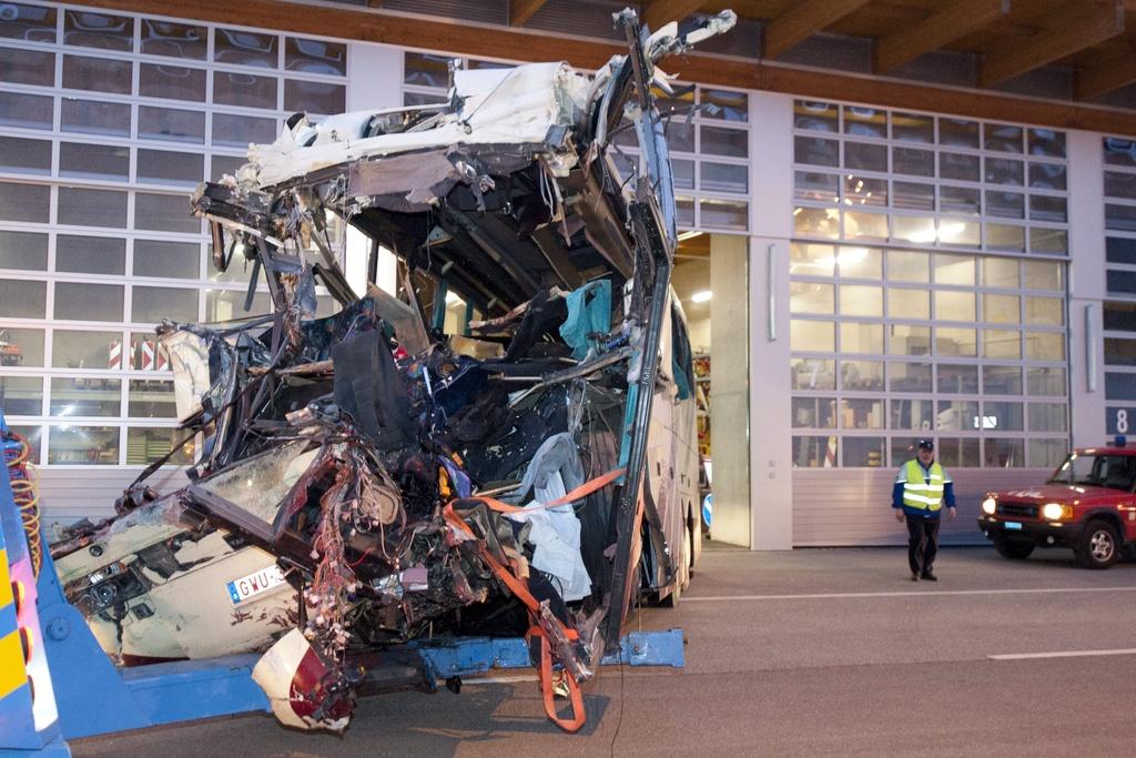 Les dégâts infligés au bus sont impressionnants. [KEYSTONE - Laurent Gillieron]