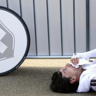 Rien à faire pour Fabian Cancellara, victime d'une chute samedi dans la course en ligne. Le Bernois s'est effondré après avoir passé la ligne d'arrivée. [JEAN-CHRISTOPHE BOTT]