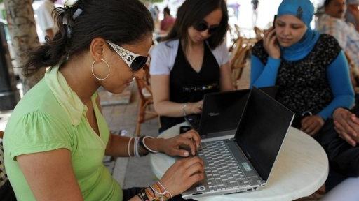 Des Tunisiennes dans un café Internet Wi-Fi à Tunis, le 12 mai 2010.