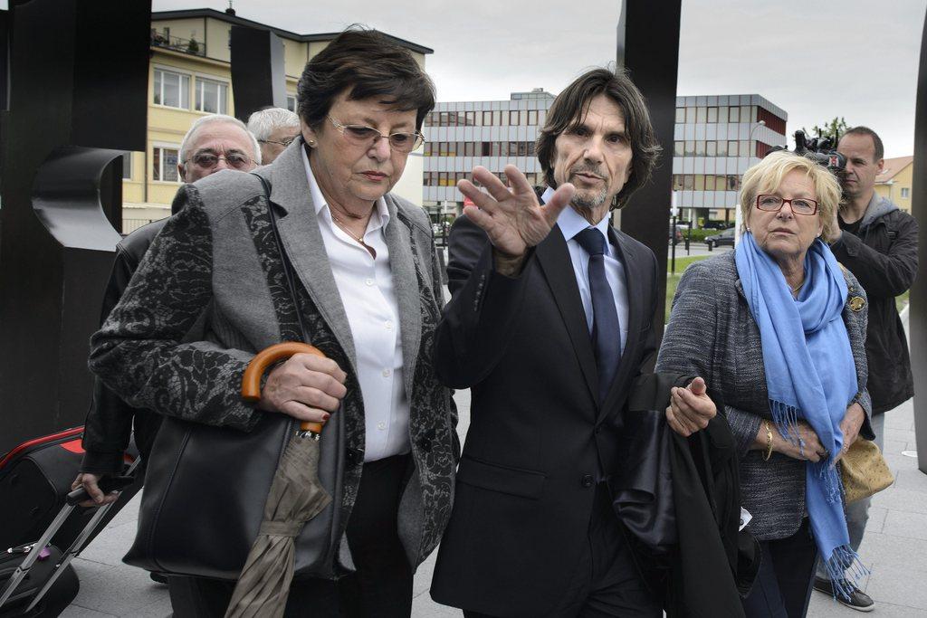 Jacques Barillon, avocat de la famille de la victime avec la soeur et la belle soeur de la victime. [Laurent Gillieron]
