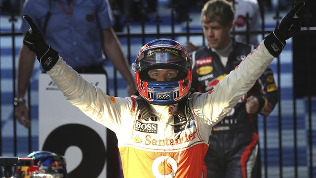 Le triomphe de Button semble laisser perplexe le champion du monde en titre Vettel. [Rob Griffith]