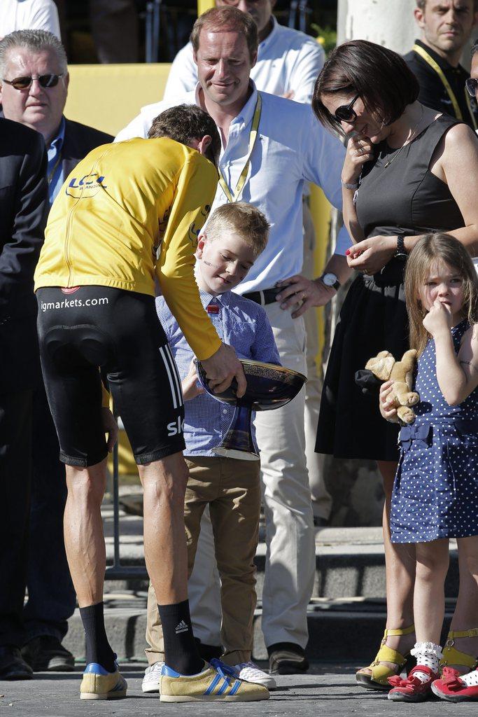 Wiggins montre son trophée à ses enfants. [KEYSTONE - Laurent Rebours]