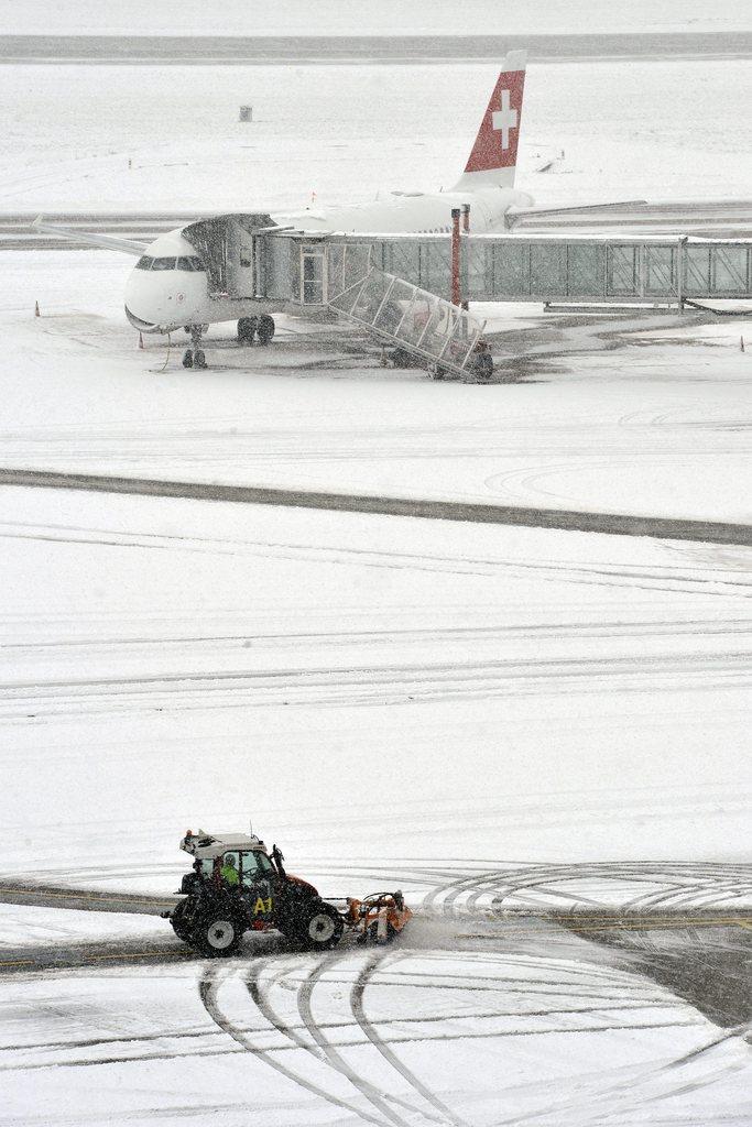 Le tarmac de l'aéroport international de Genève Cointrin a été recouvert d'un tapis de neige. [KEYSTONE - Martial Trezzini]