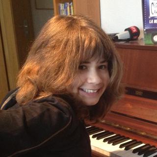Elise, 12 ans, aimerait devenir pianiste, malgré son handicap. [David Racana]
